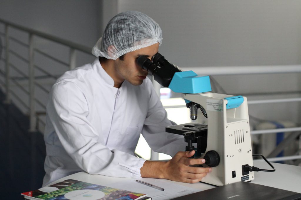 顕微鏡 研究者 実験室 植栽基盤調査
