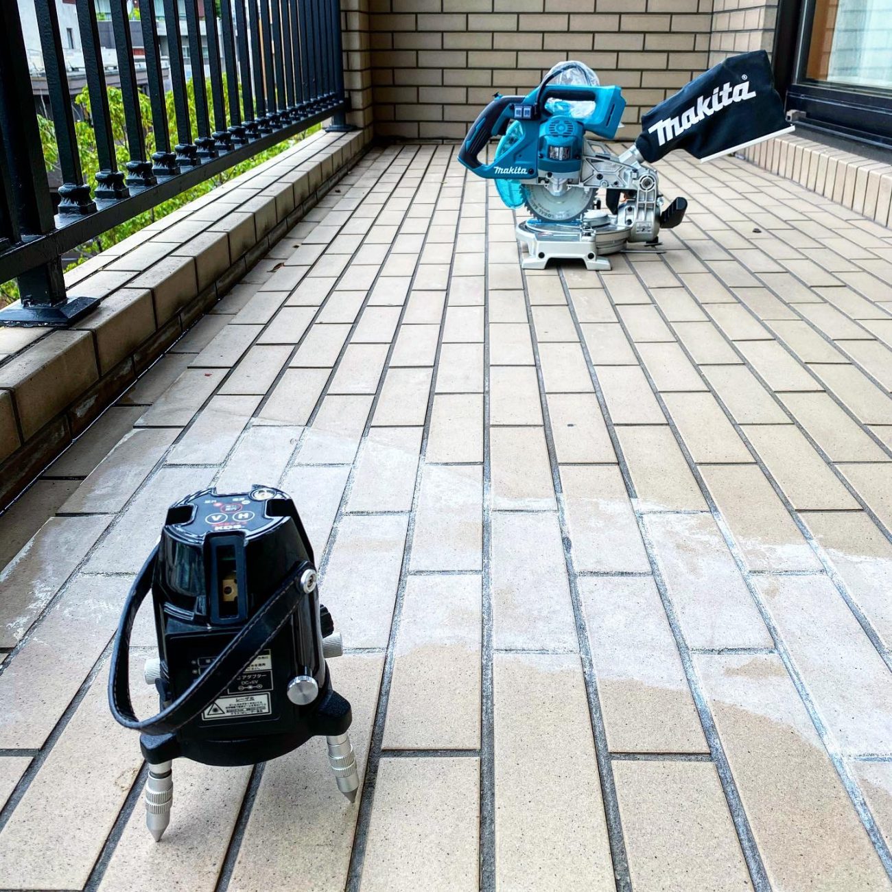 レーザー墨出し器 スライド丸ノコ バルコニー 人工竹垣 設置工事