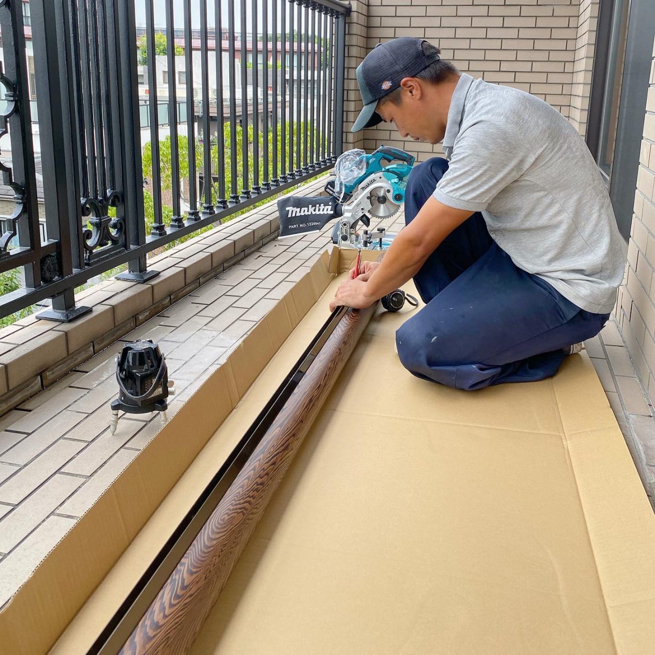 柱材 加工 床養生 作業スタッフ 人工竹垣 バルコニー