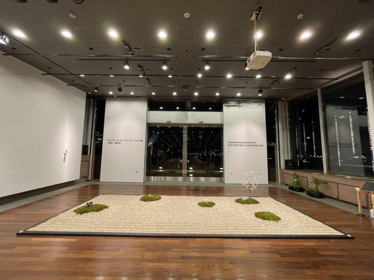 砂利敷き 苔 庭の展示 会場正面 カトウ展
