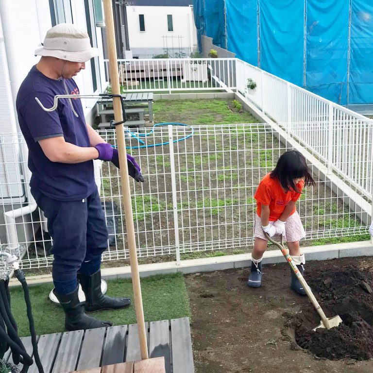 作業スタッフ 子ども スコップ 穴掘り 植え付け 支柱
