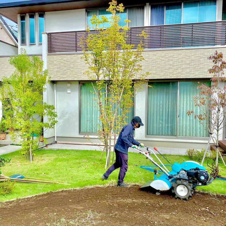 耕運機 耕起 植栽地 芝生 作業スタッフ