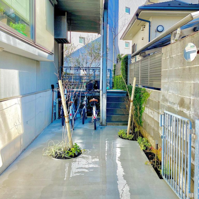 施工後 土間コンクリート 植栽 支柱 通路