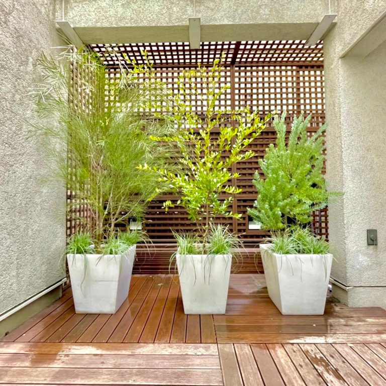 白いプランター 植栽 ウッドデッキ ラティス バルコニー