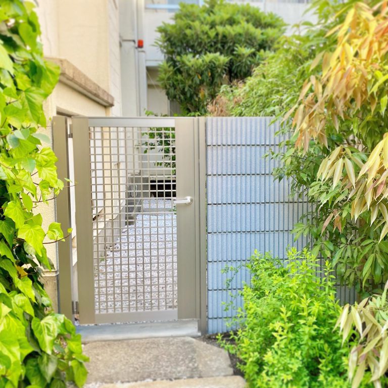 施工後 門扉 フェンス 植栽 外構工事