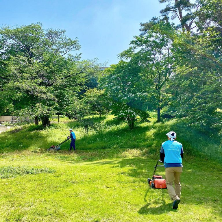 芝刈り 草刈り 芝刈り機 緑地管理 作業スタッフ