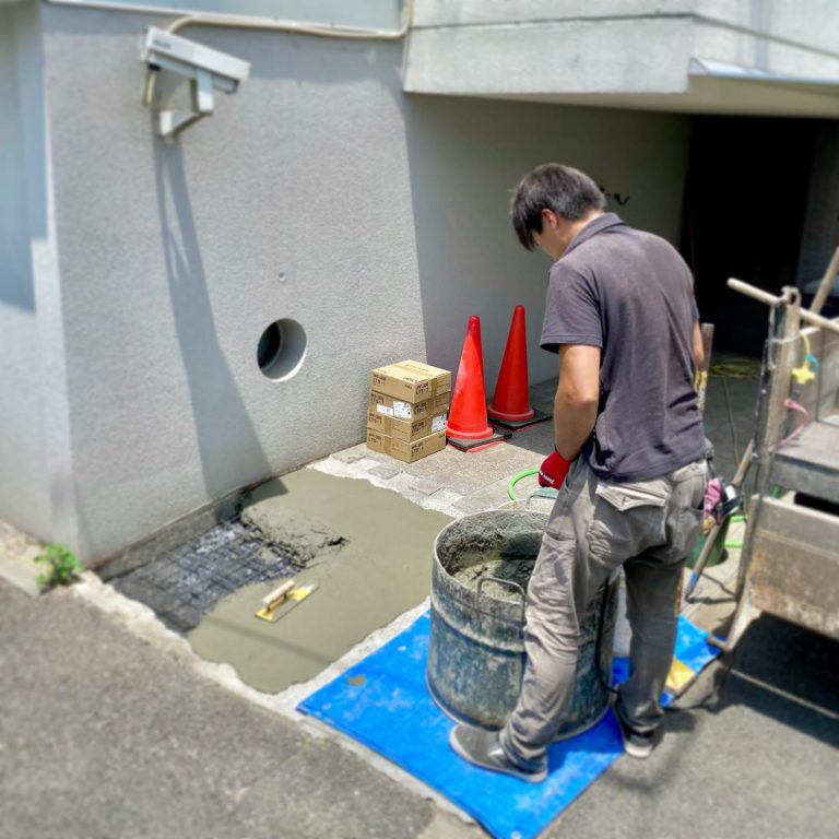 モルタル ワイヤーメッシュ 作業スタッフ カラーコーン 下地