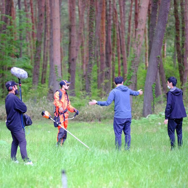 撮影協力 刈払機 撮影クルー 林 草地