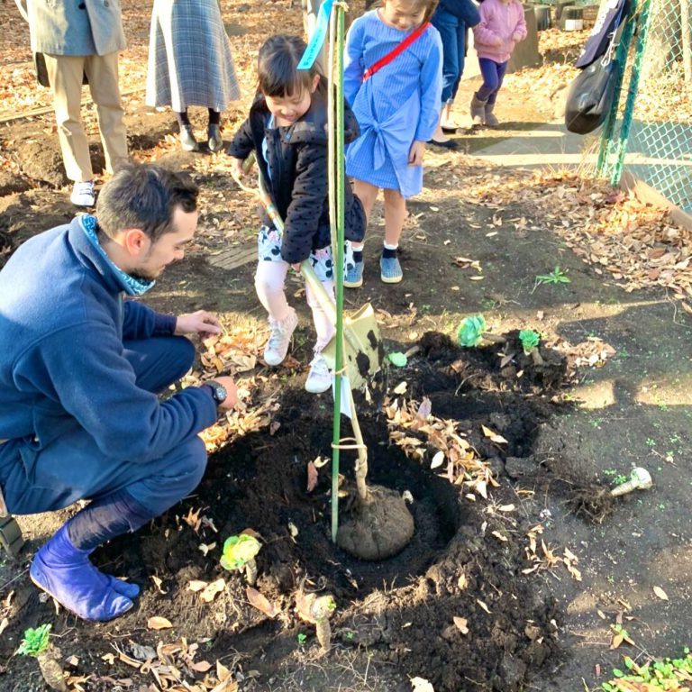 植え付け 植樹 作業スタッフ 子ども 職業体験