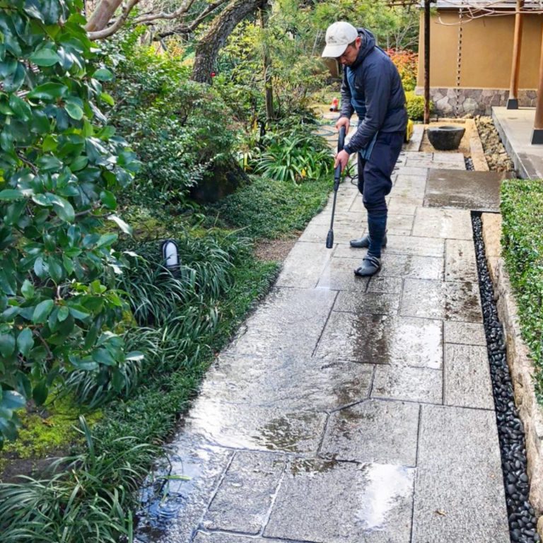 石畳 園路 高圧洗浄 清掃 作業スタッフ