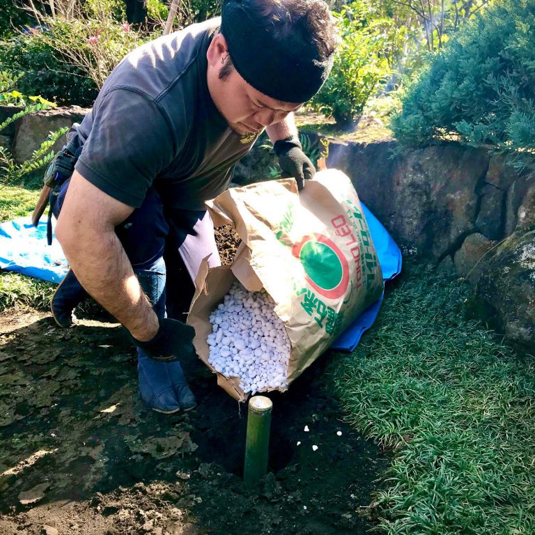 土壌改良 縦穴 改良資材 竹筒 作業スタッフ