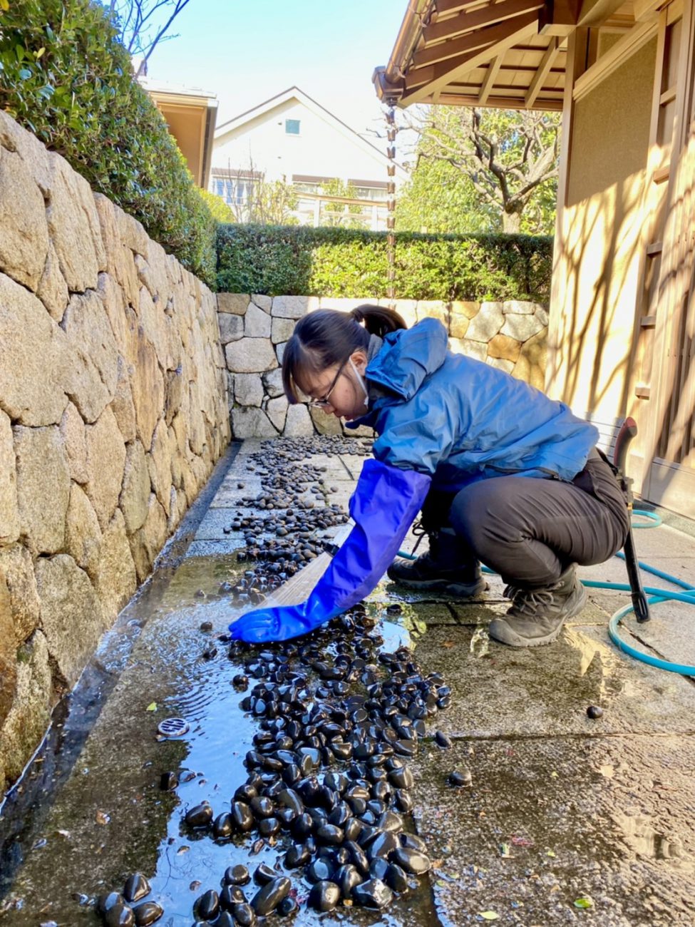 黒砂利 水洗い 作業スタッフ 砂利洗い 庭の手入れ 年末