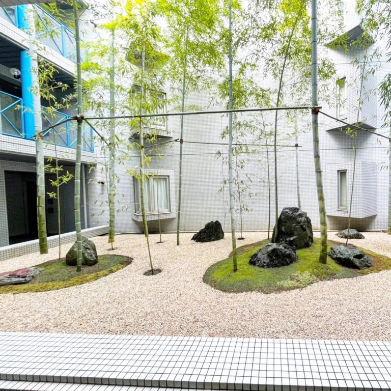 マンション中庭　竹林　植栽　苔