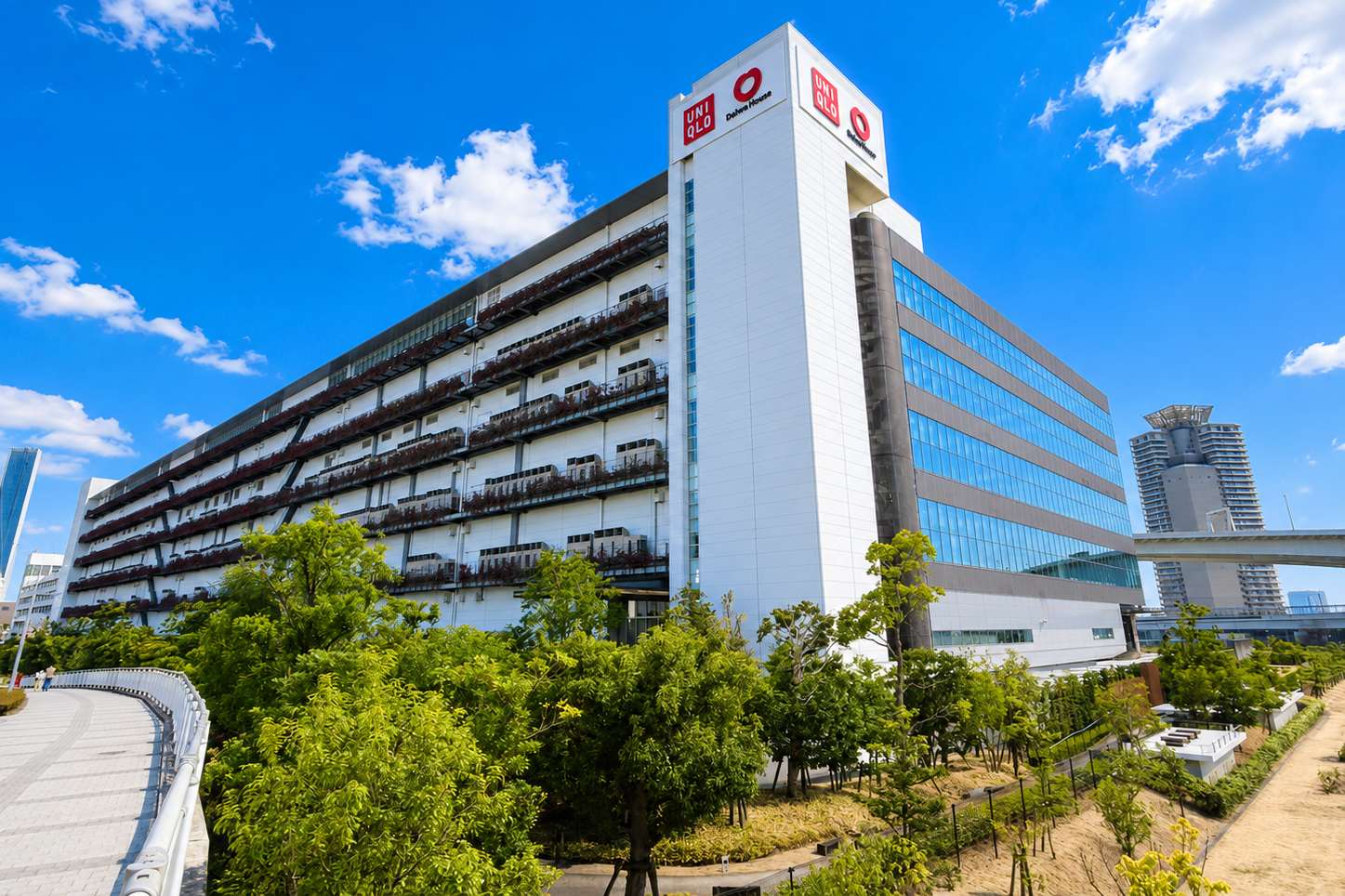 UNIQLO CITY TOKYO(ファーストリテイリング 有明本部・物流センター)の外観