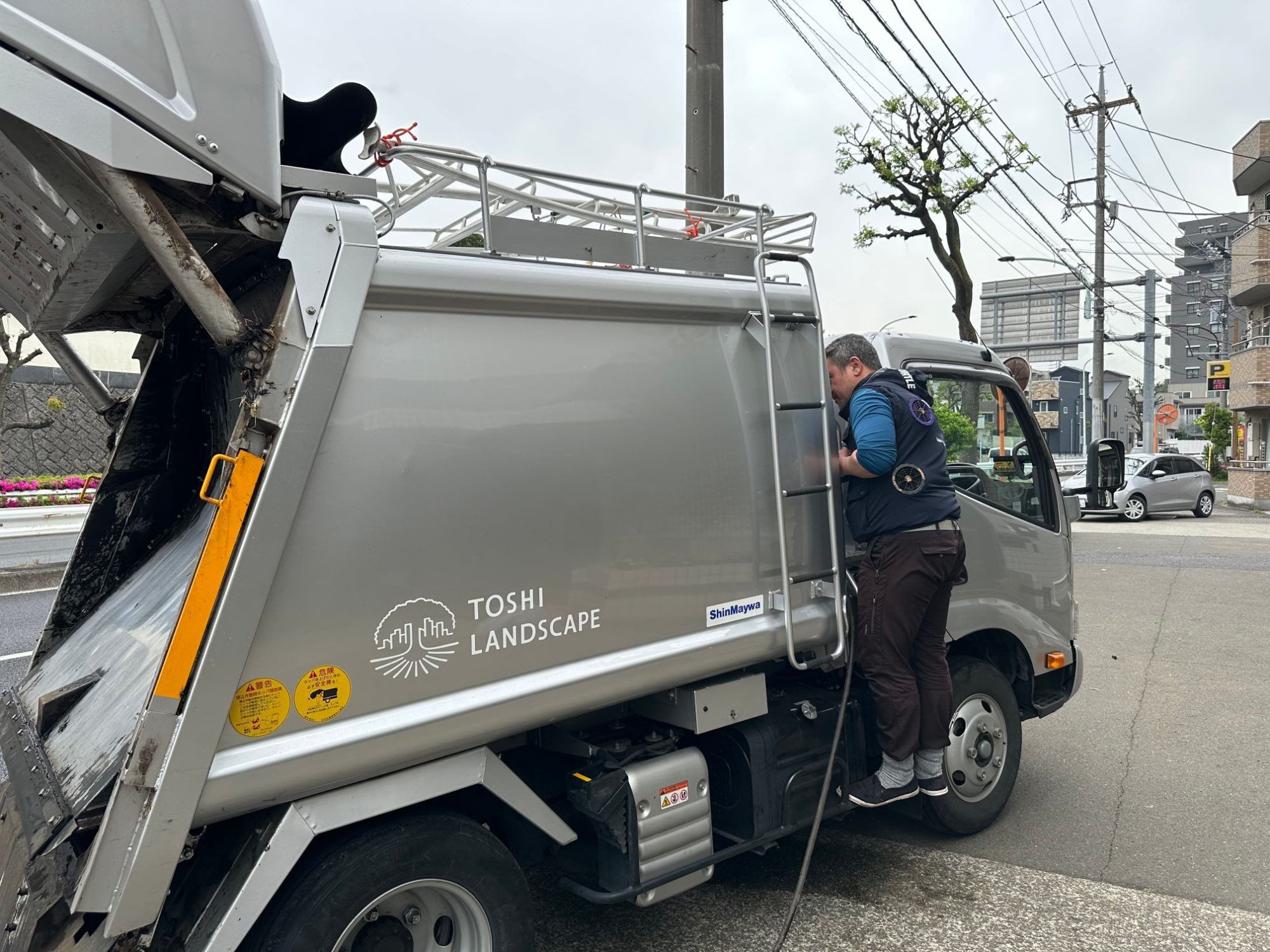パッカー車 作動油 点検 タンク ステップ