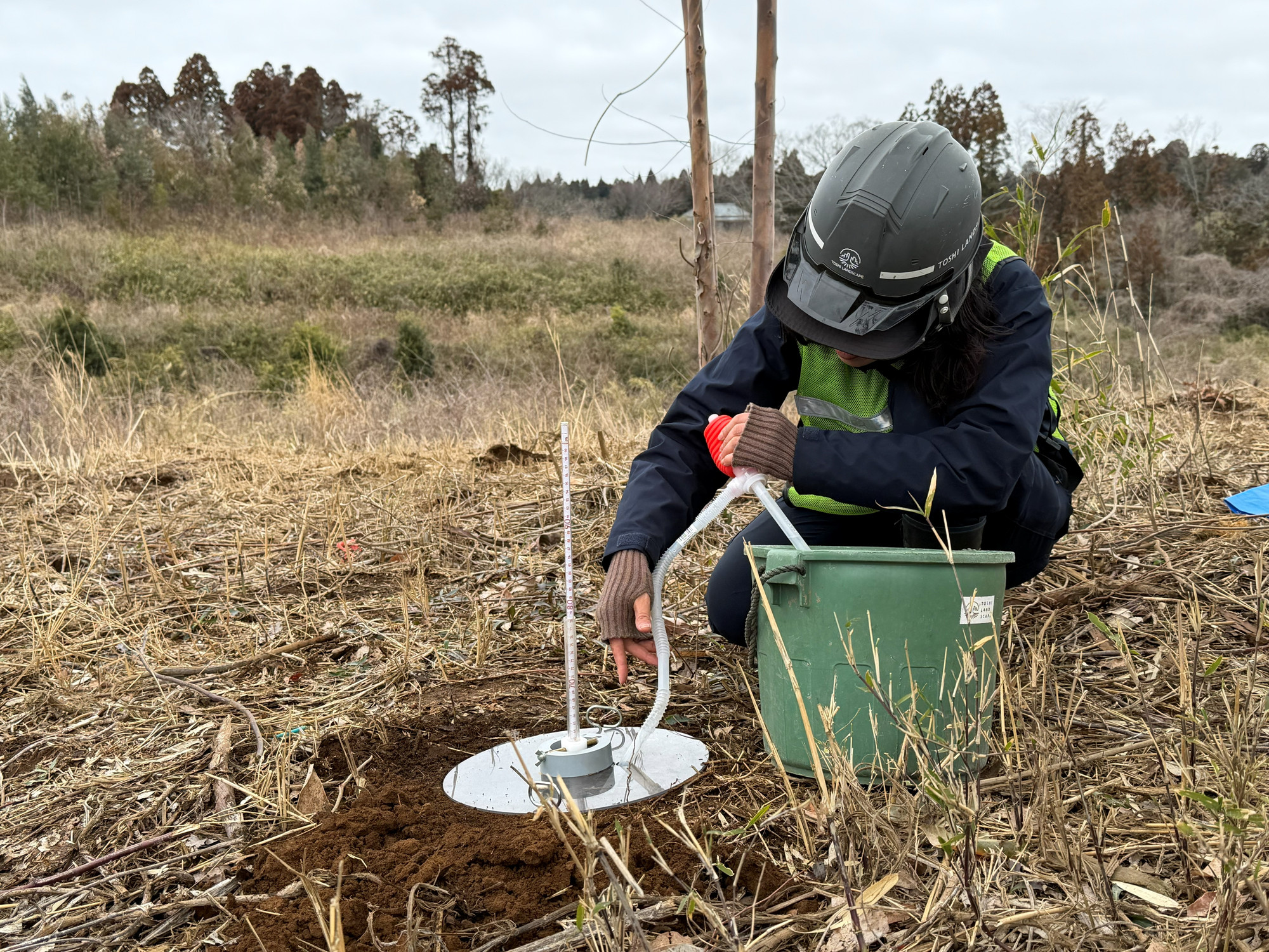 長谷川式簡易現場透水試験器 注水 サイフォンポンプ 透水性 測定 写真